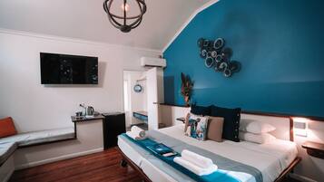 Premium bedding, minibar, individually decorated, individually furnished