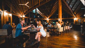 Aamiainen ja illallinen, näkymät uima-altaalle