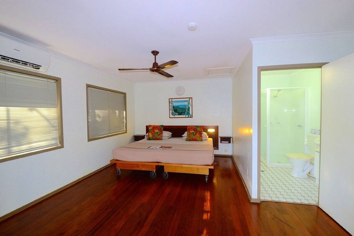 Premium bedding, minibar, iron/ironing board (on request)