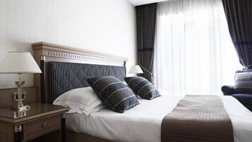 Suite, 1 Doppelbett, Badewanne | 1 Schlafzimmer, Allergikerbettwaren, Minibar, Zimmersafe