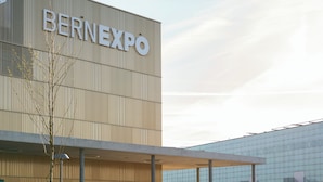 Un edificio con el letrero 'BERNEXPO' que indica una instalación permanente.