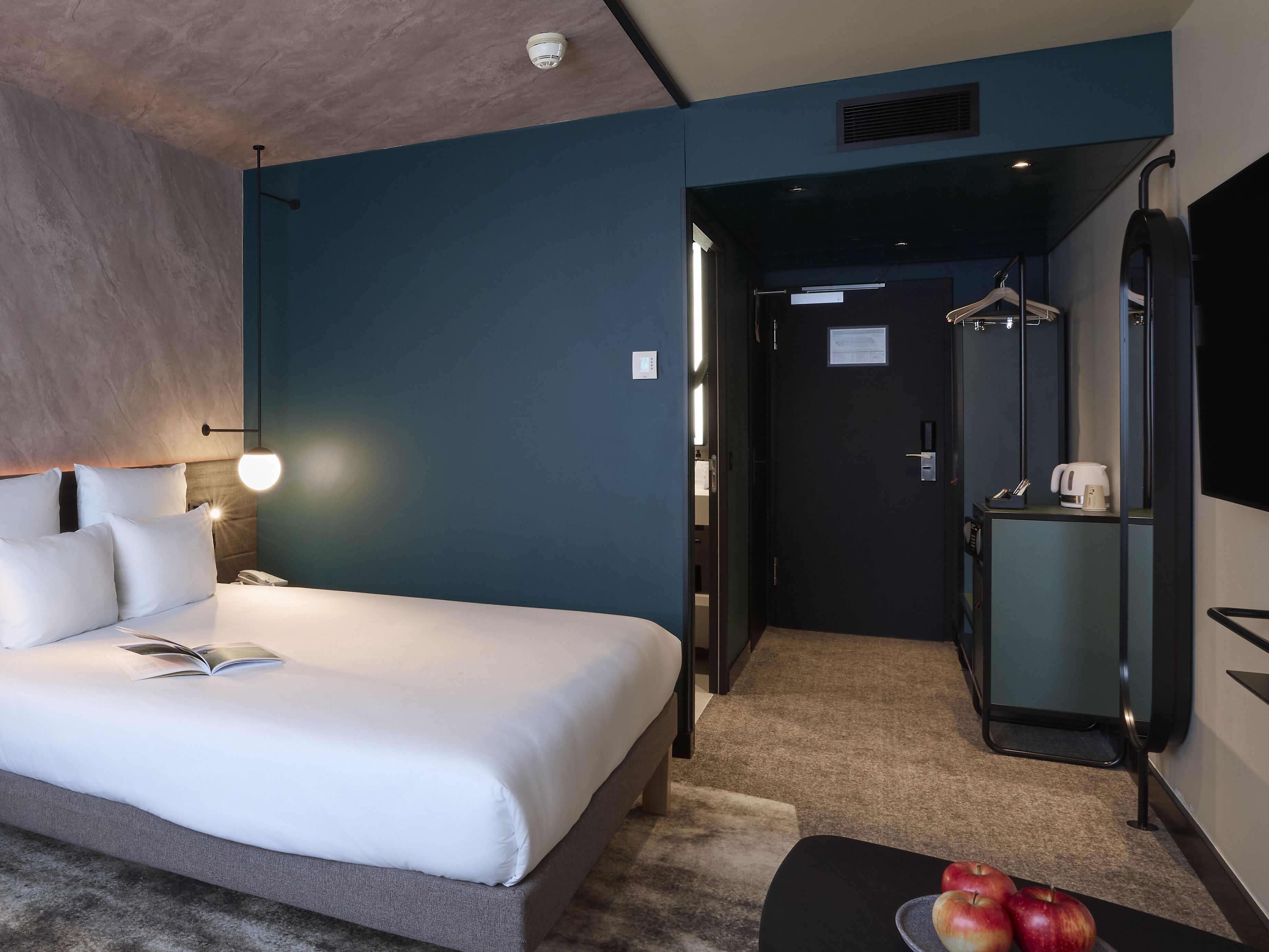 superior room, 1 queen bed with sofa bed | premium bedding, minibar, in-room safe, desk