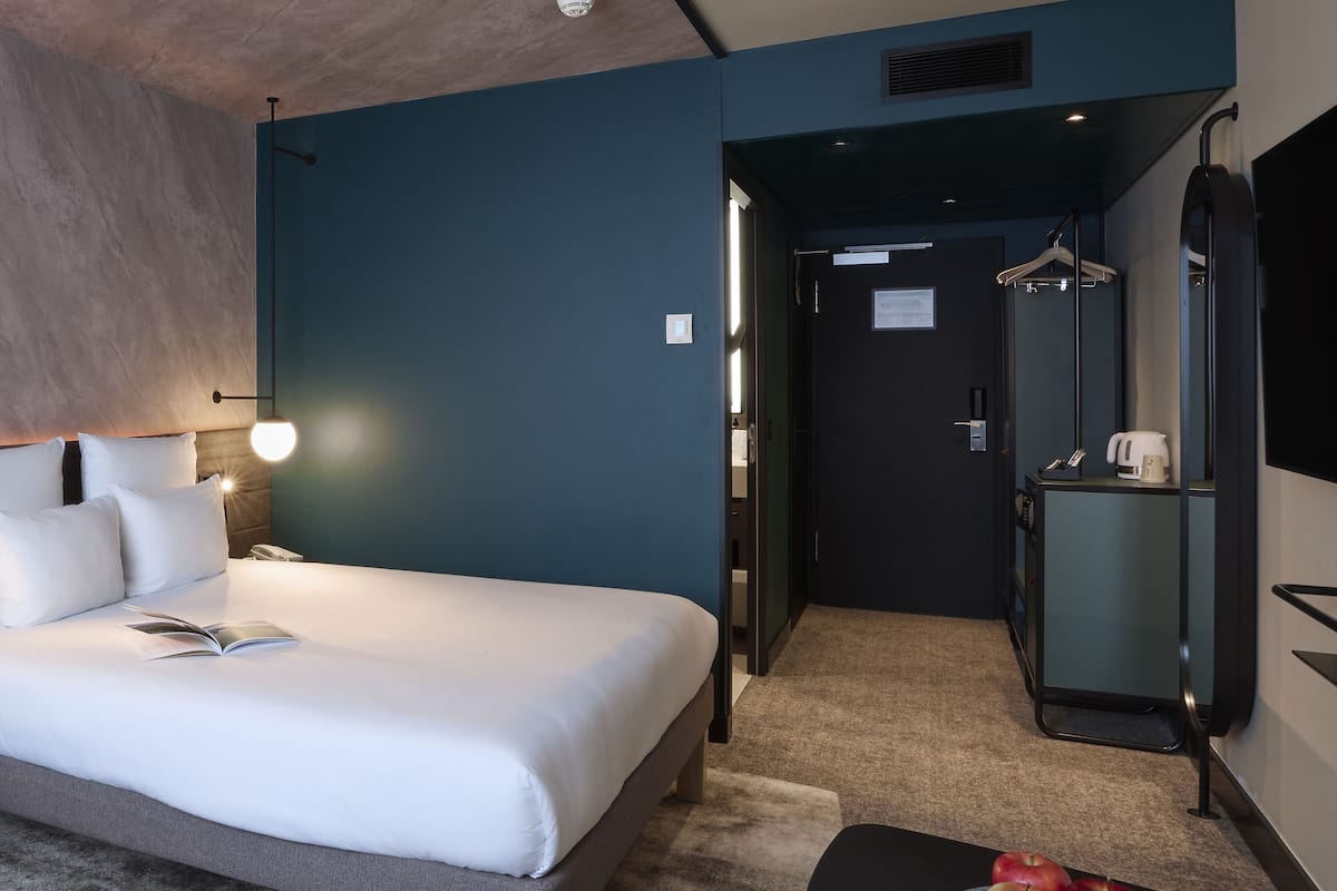 superior room, 1 queen bed with sofa bed | premium bedding, minibar, in-room safe, desk