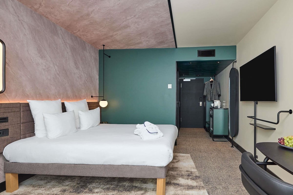 Quarto executivo, 1 cama Queen e sofá-cama, para não fumantes | Roupas de cama premium, cofres nos quartos, escrivaninha
