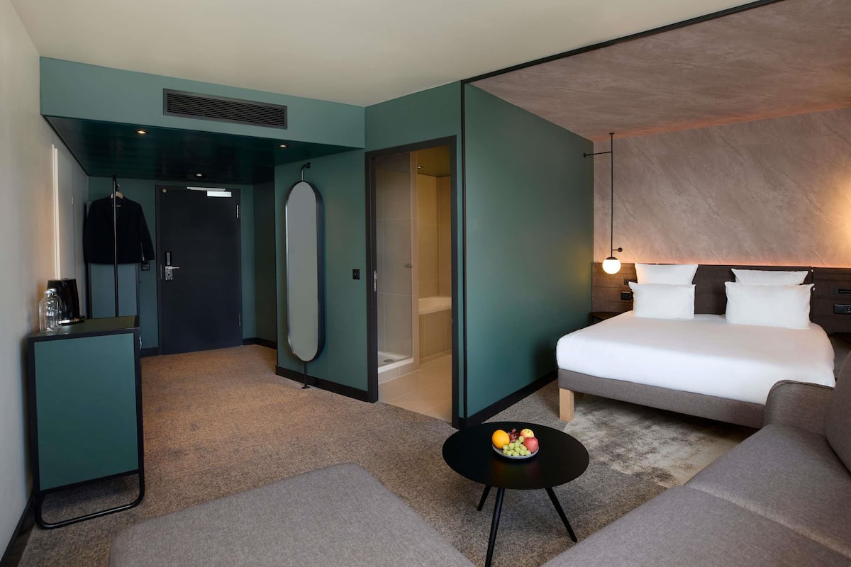 Suite – junior, 1 dobbeltseng | Sengetøy av topp kvalitet, minibar, safe på rommet og skrivebord