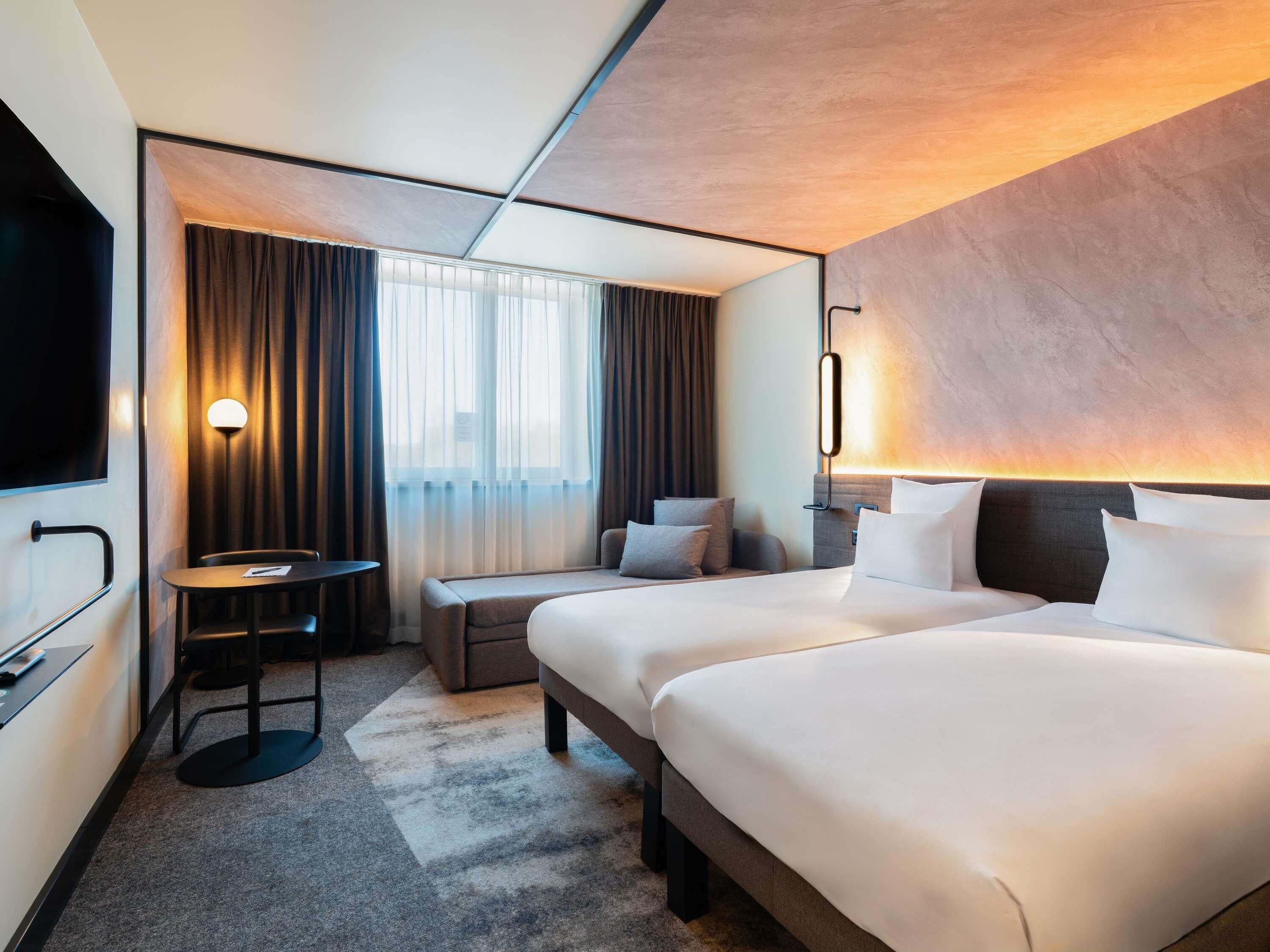 Superior kamer, meerdere bedden | Luxe beddengoed, een minibar, een kluis op de kamer, een bureau