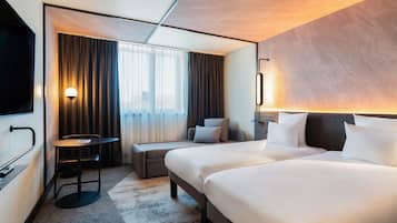 Superior kamer, meerdere bedden | Luxe beddengoed, een minibar, een kluis op de kamer, een bureau