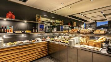 Petit déjeuner buffet servi tous les jours en supplément