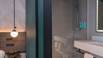 Baignoire et douche séparées, articles de toilette écologiques