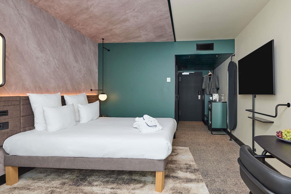 Executive Room, 1 Queen Bed with Sofa bed, Non Smoking | Premium bedding, minibar, in-room safe, desk