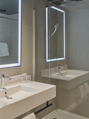 Superior Room, 1 Queen Bed with Sofa bed | Bathroom