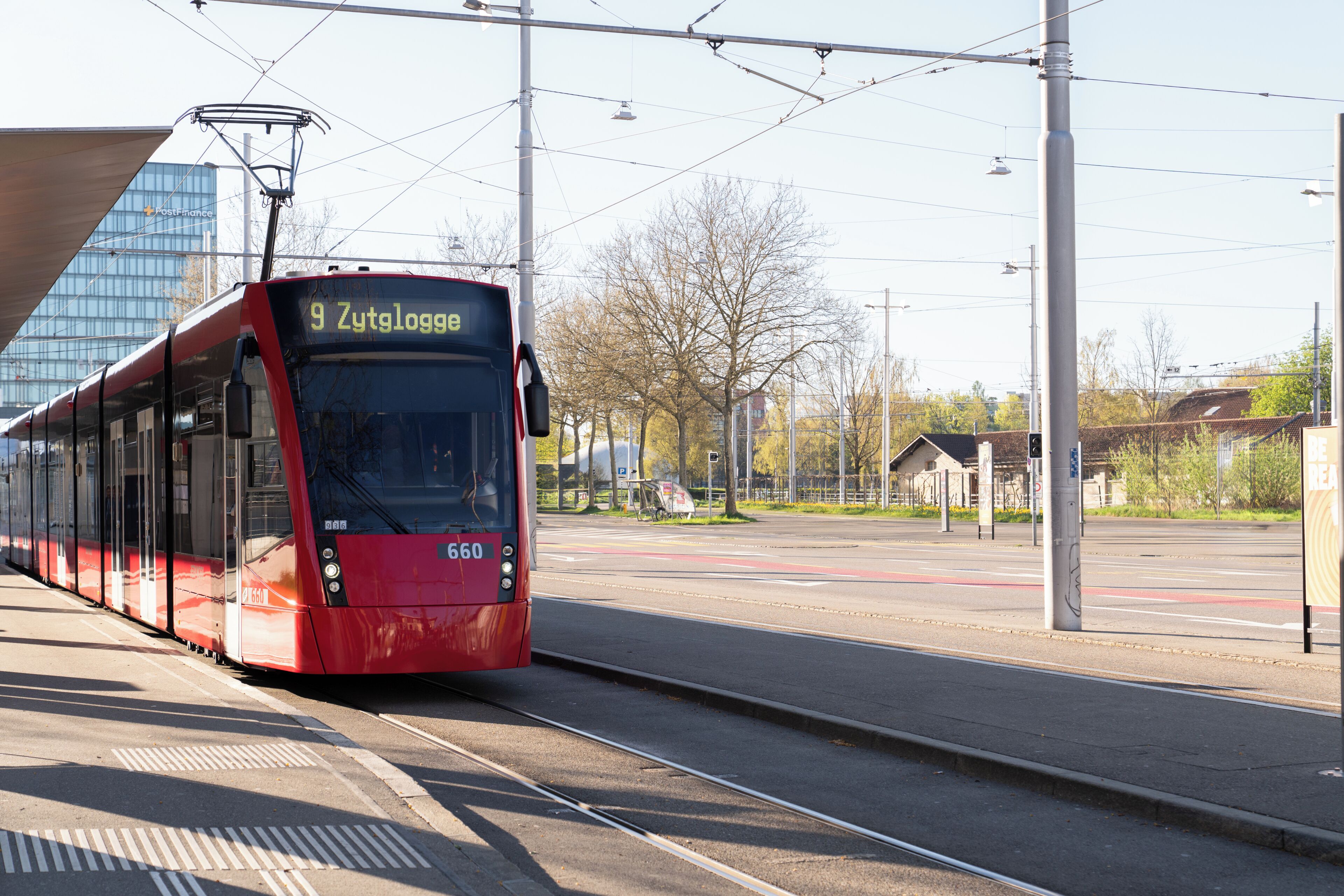 A red tram with the number 9 and destination 'Zytglogge' at a station.