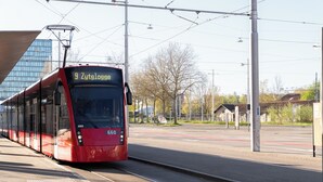 Eine rote Tram mit der Nummer 9 und der Zielhaltestelle 'Zytglogge' an einem Bahnhof.