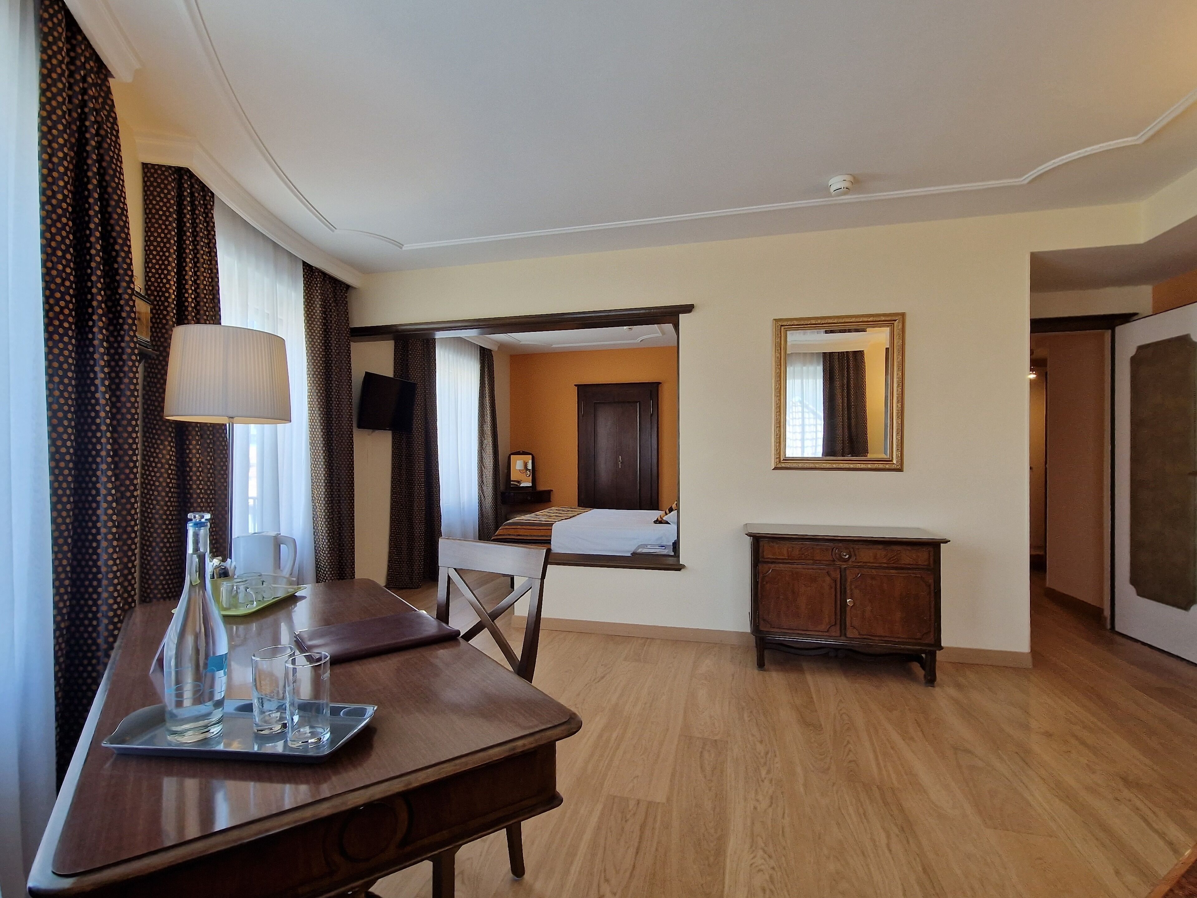 junior suite, 1 queen bed | down duvets, in-room safe, desk, blackout curtains