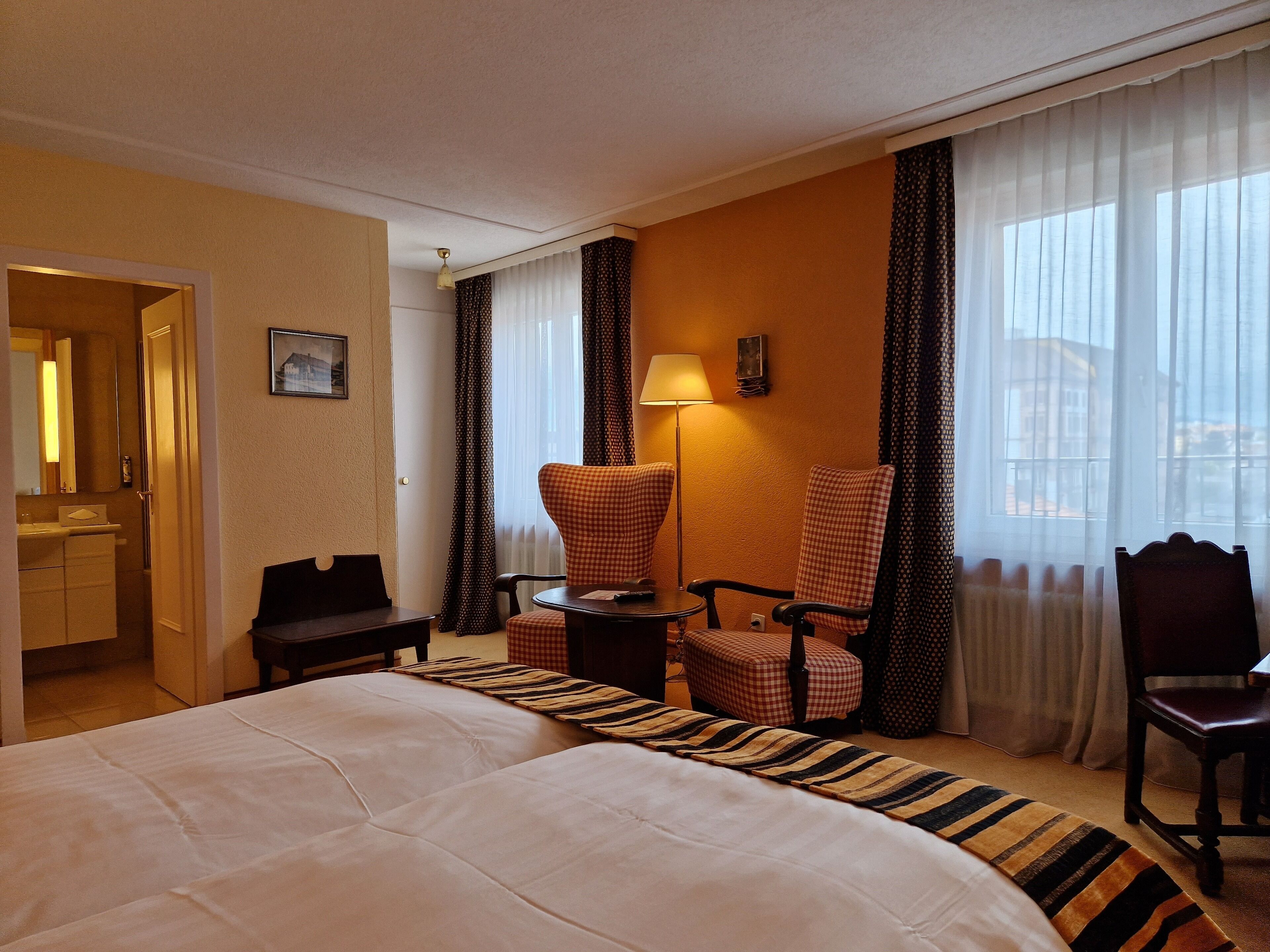 standard twin room | down duvets, in-room safe, desk, blackout curtains