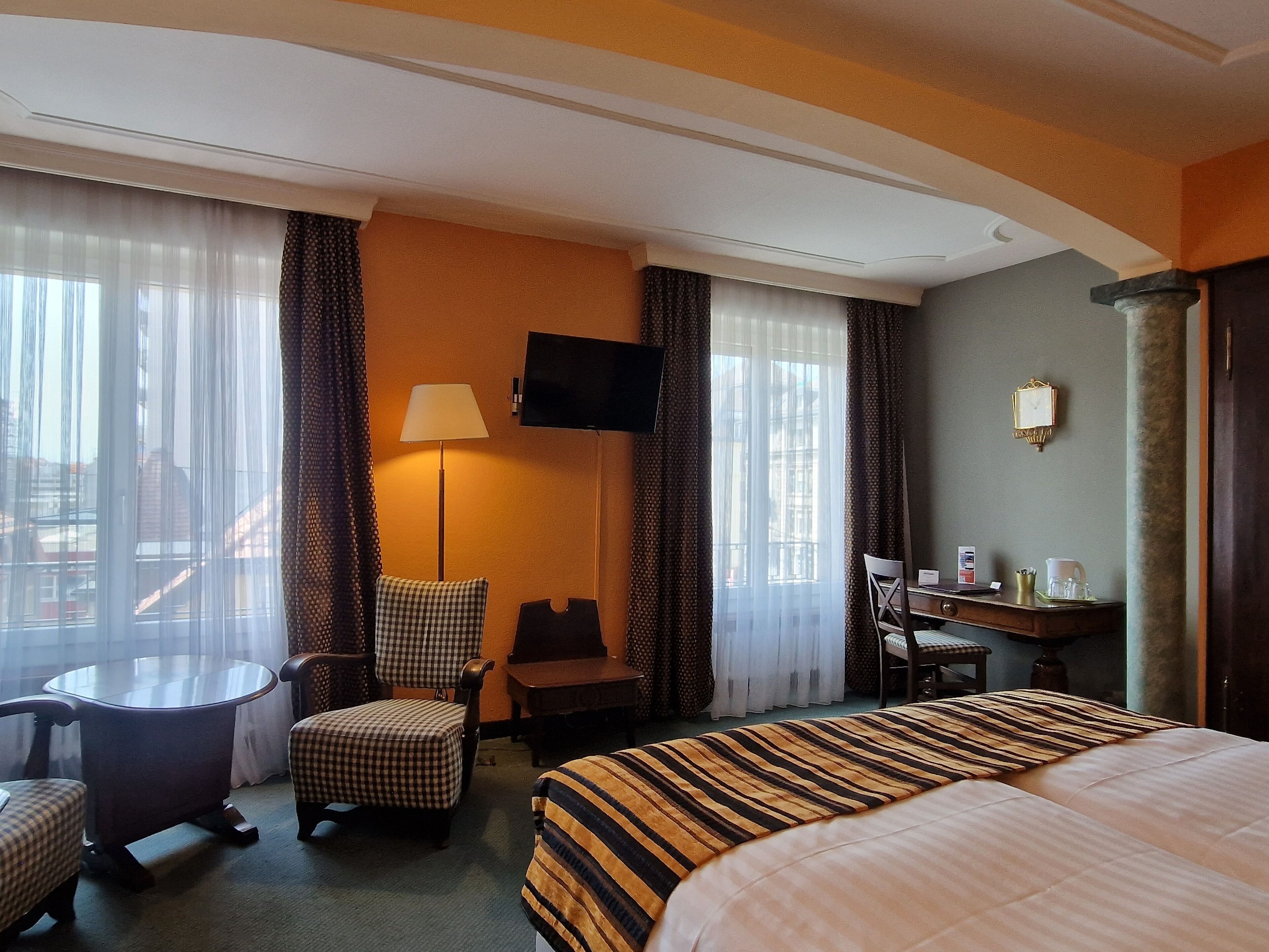 standard twin room | down duvets, in-room safe, desk, blackout curtains