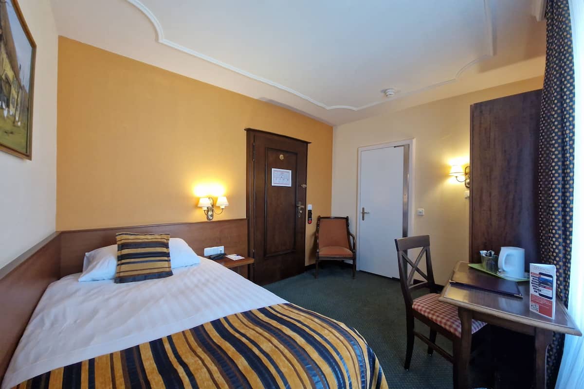 Economy Single Room | Down duvets, in-room safe, desk, blackout curtains