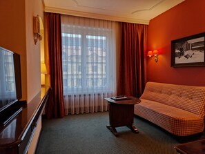 Junior Suite, 2 Twin Beds | 1 bedroom, down comforters, in-room safe, desk