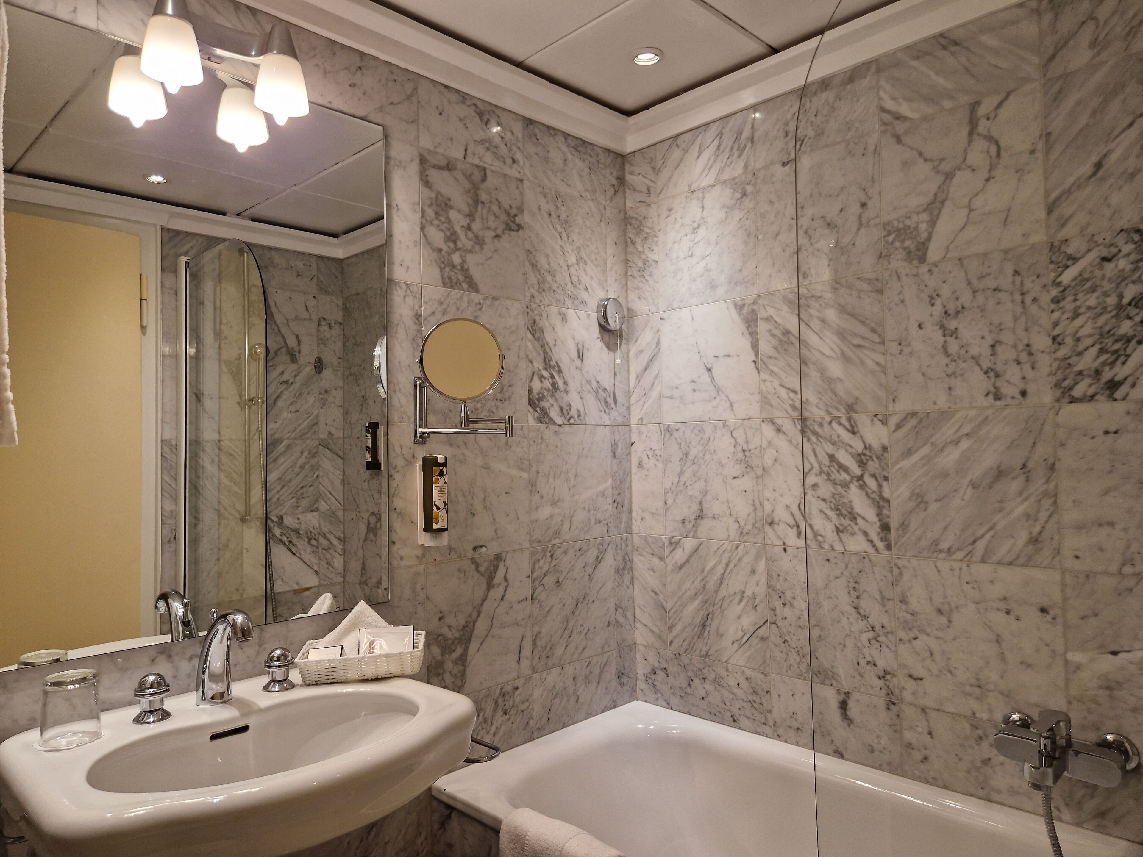 standard single room | down duvets, in-room safe, desk, blackout curtains