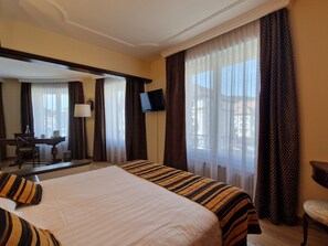 Junior Suite, 1 Queen Bed | Down comforters, in-room safe, desk, blackout drapes - Athmos Hotel (La Chaux-de-Fonds)