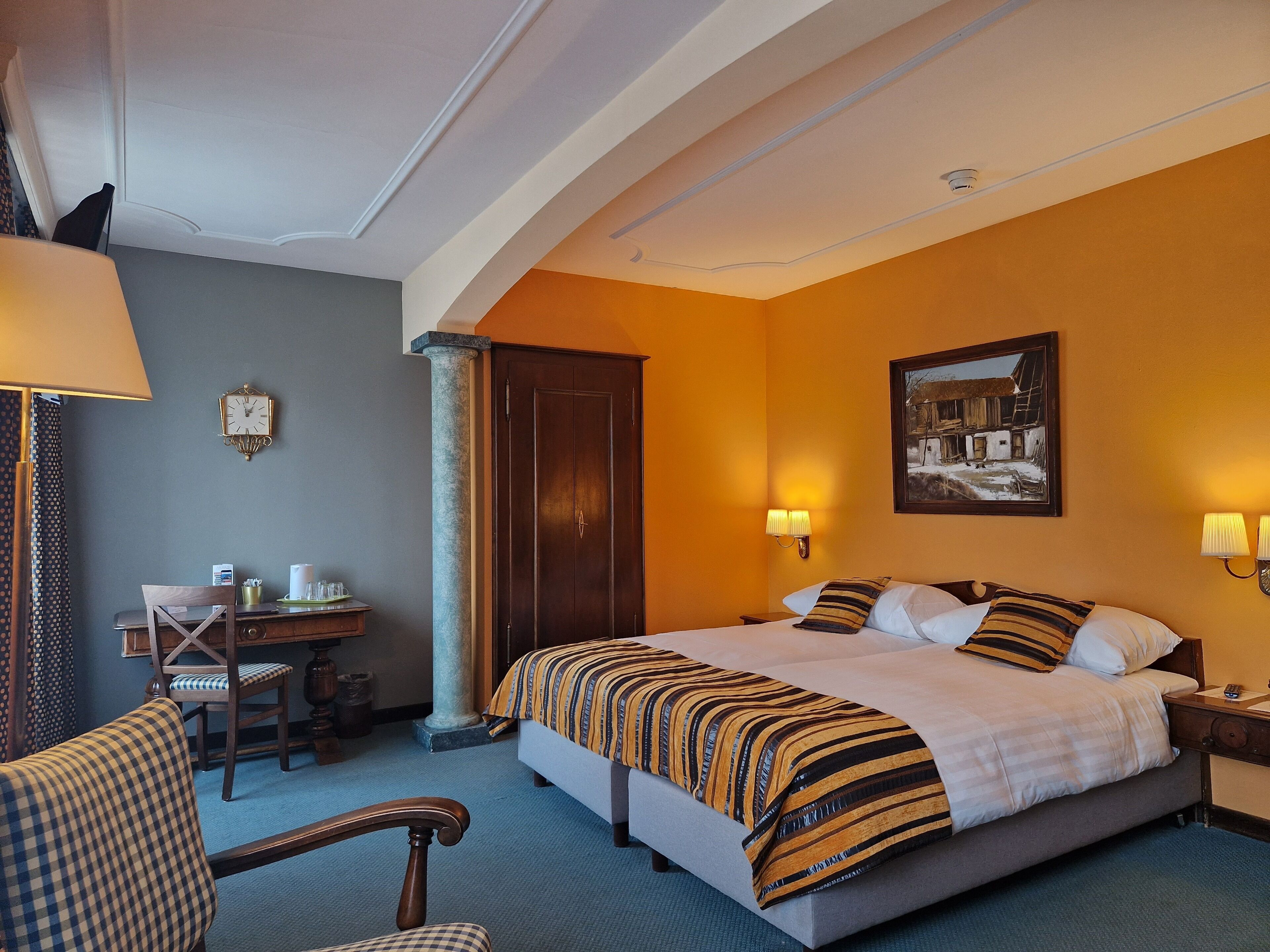 standard twin room | down duvets, in-room safe, desk, blackout curtains