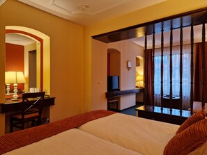 Junior Suite, 2 Twin Beds | 1 bedroom, down comforters, in-room safe, desk