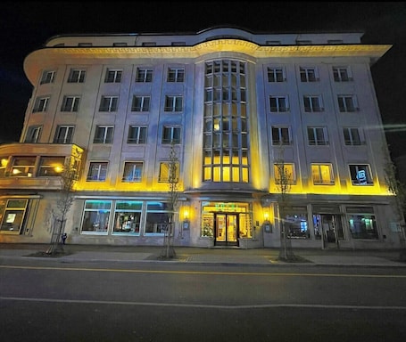 Boendets fasad. Athmos Hotel