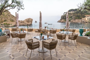 Breakfast, lunch, dinner served; Italian cuisine, beach views