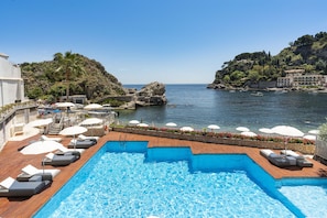 Outdoor pool, pool umbrellas, sun loungers