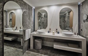 Articles de toilette de luxe, sèche-cheveux, peignoirs, chaussons