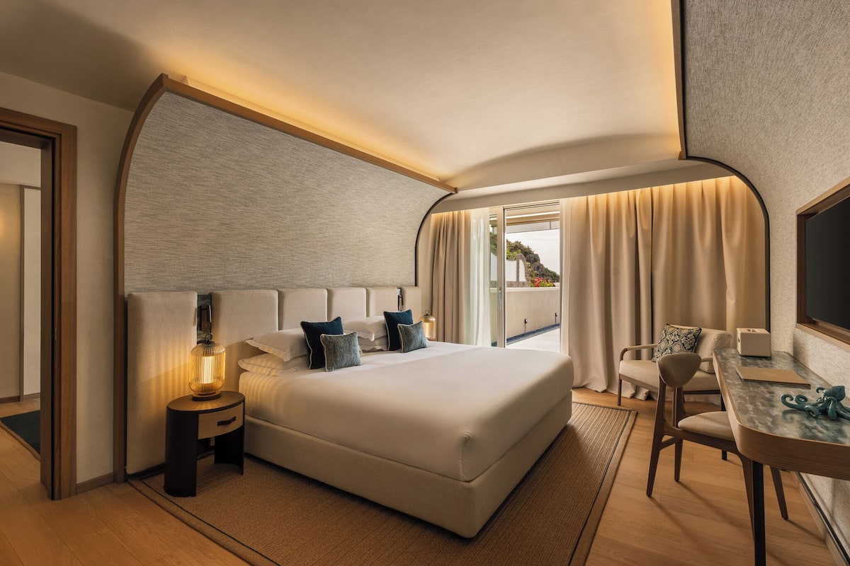 1 bedroom, premium bedding, minibar, in-room safe