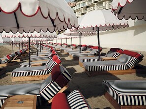 On the beach, sun-loungers, beach umbrellas, beach towels - Mazzarò Sea Palace - The Leading Hotels of the World (Taormina)