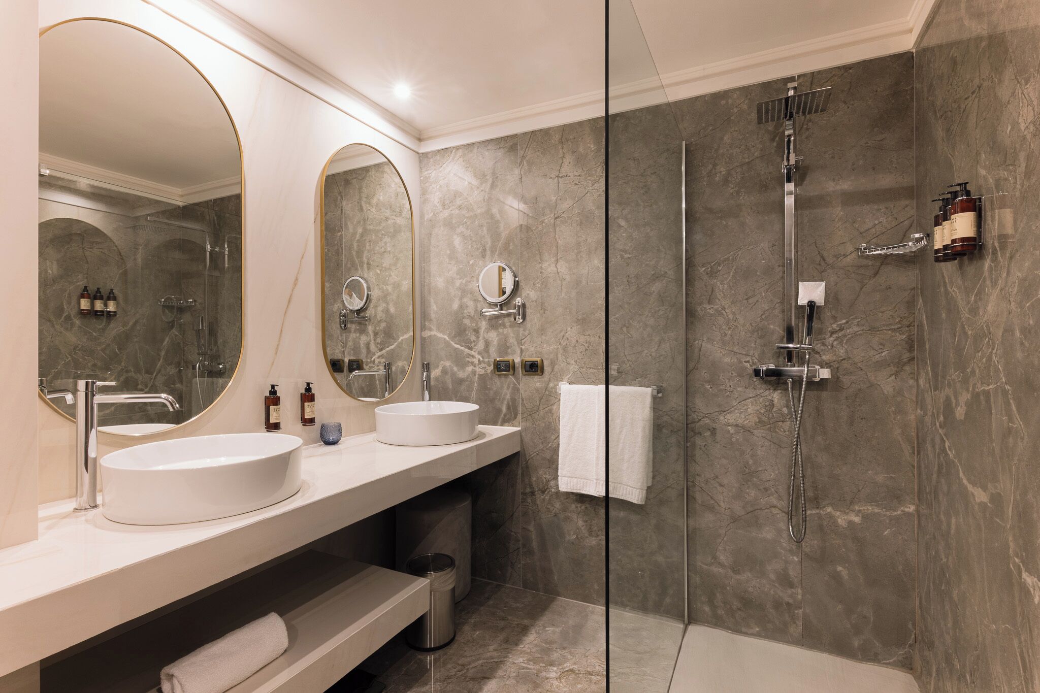Suite presidencial, vista al mar | Baño | Amenidades de baño de diseñador, secadora de cabello, batas, pantuflas 