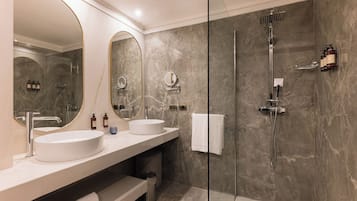 Suite presidencial, vista al mar | Baño | Amenidades de baño de diseñador, secadora de cabello, batas, pantuflas