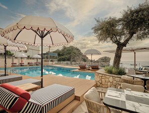 Outdoor pool, pool umbrellas, pool loungers - Mazzarò Sea Palace - The Leading Hotels of the World (Taormina)