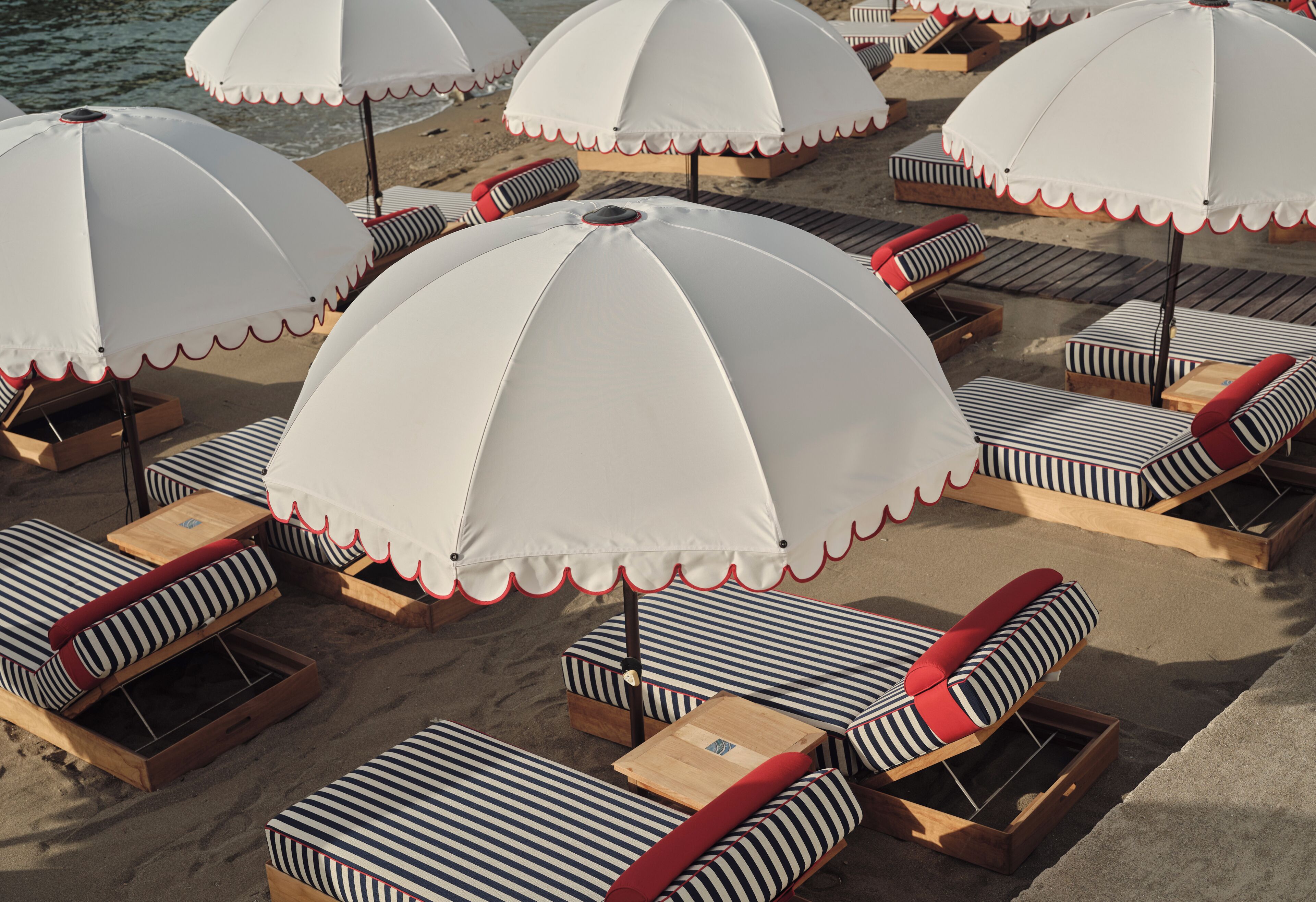 Am Strand, Liegestühle, Sonnenschirme, Strandtücher