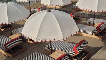 Am Strand, Liegestühle, Sonnenschirme, Strandtücher