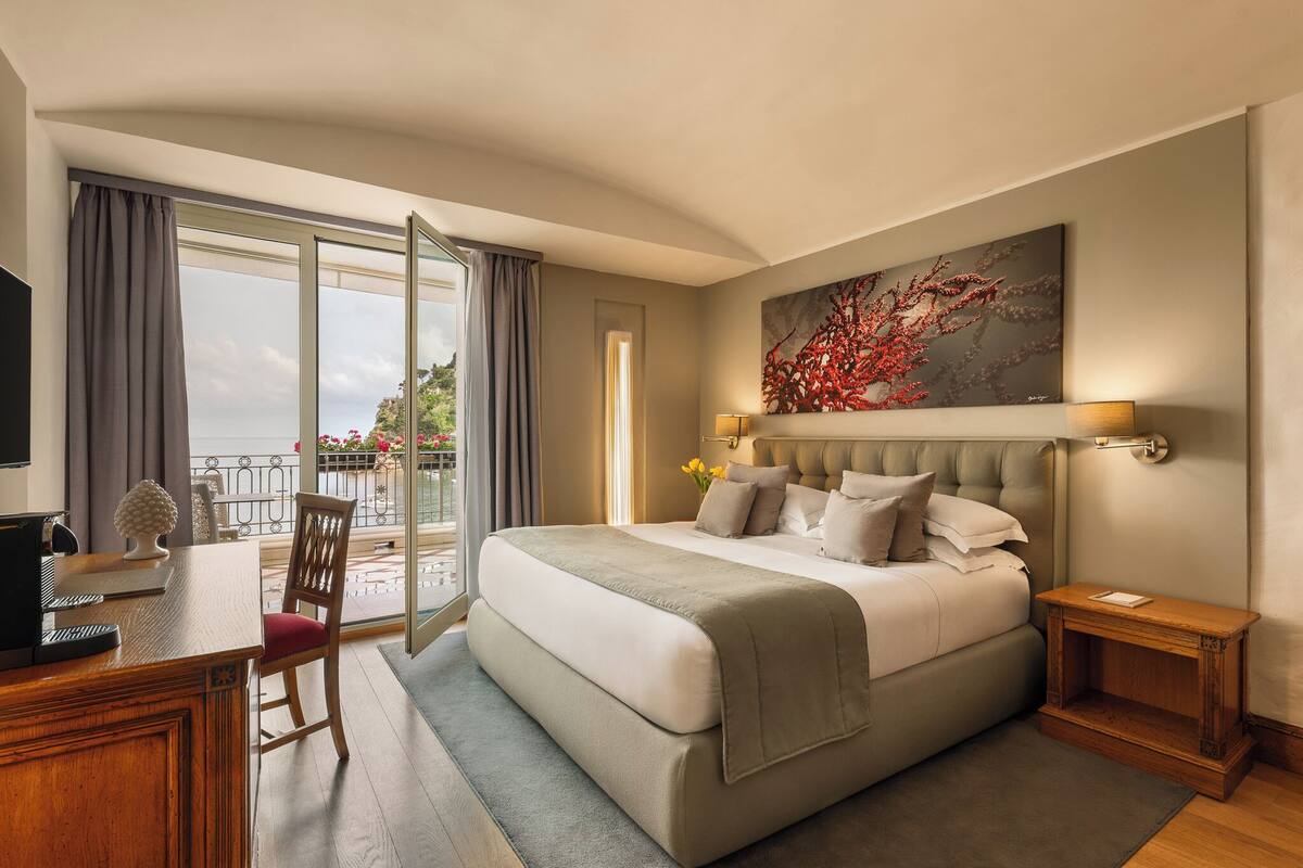 superior double room, sea view | 1 bedroom, premium bedding, minibar, in-room safe