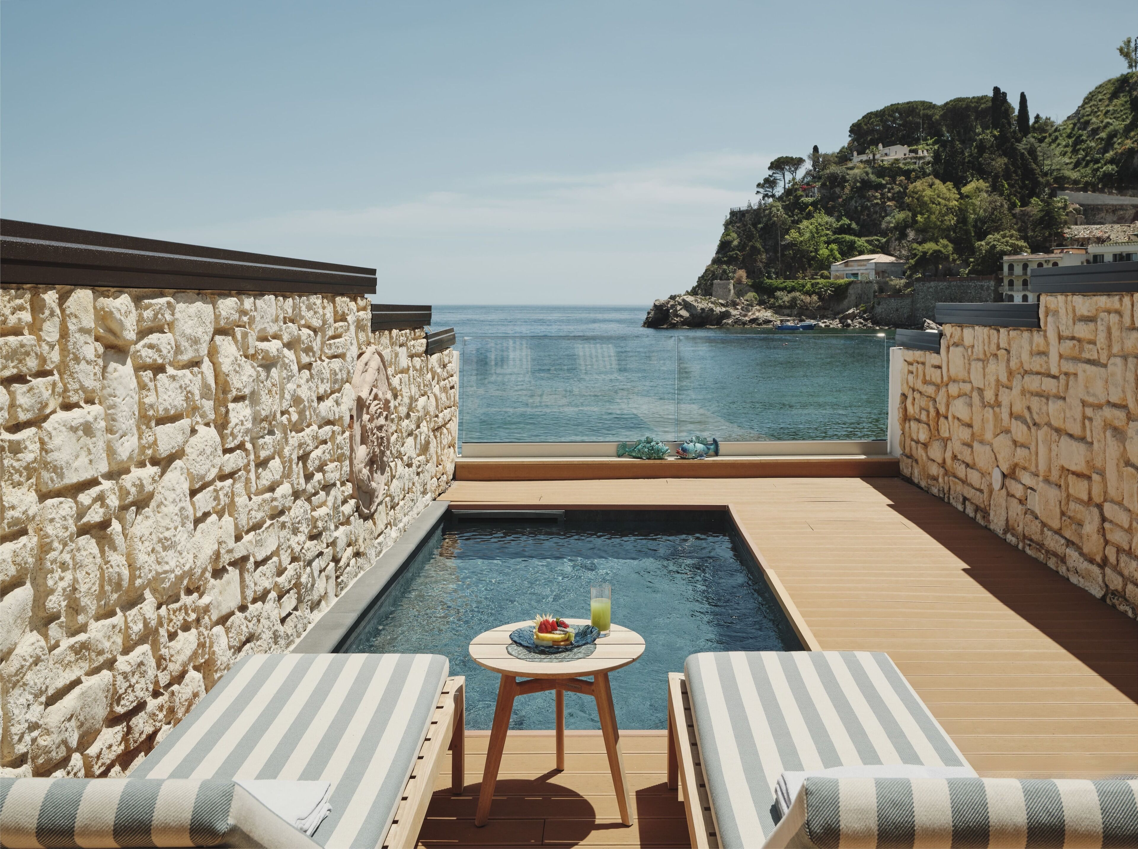 Piscine extérieure, parasols de plage, chaises longues