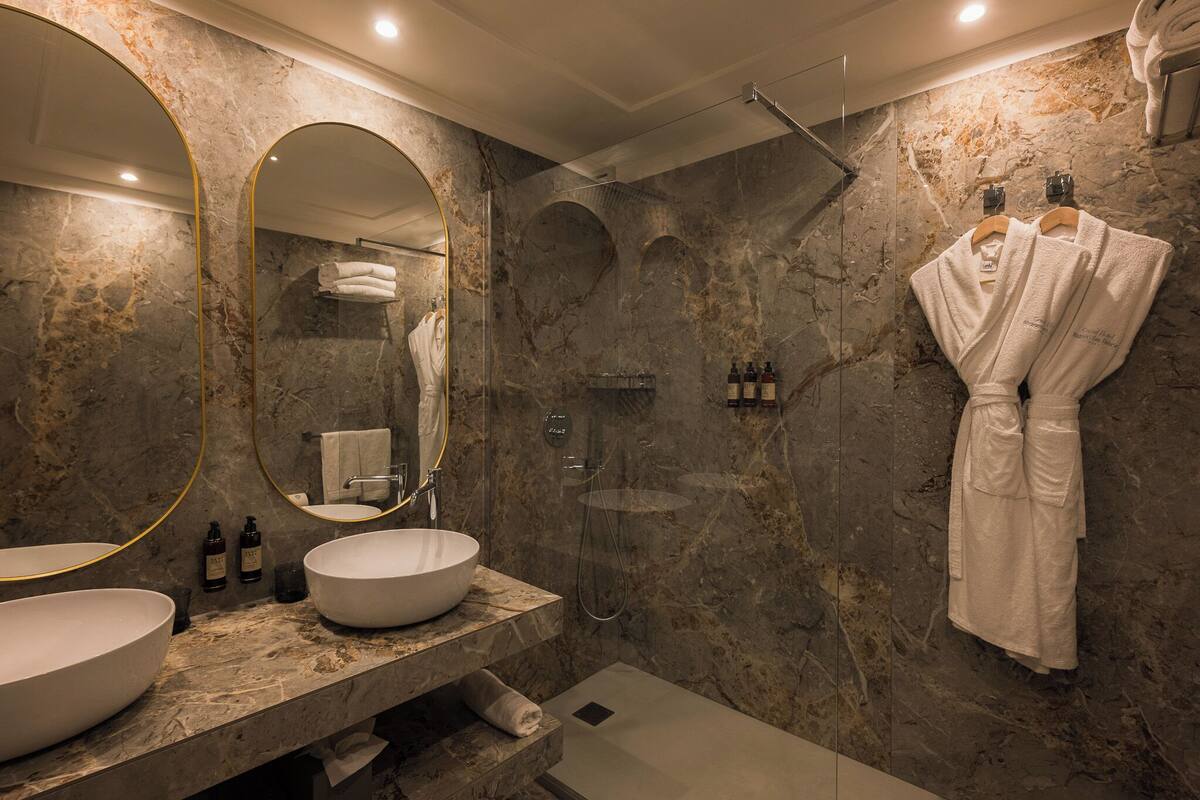 superior double room, sea view | bathroom | designer toiletries, hair dryer, bathrobes, slippers