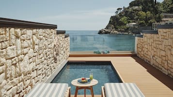 Piscine extérieure, parasols de plage, chaises longues