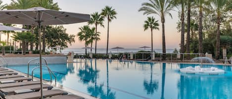 Una piscina cubierta, 3 piscinas al aire libre, tumbonas