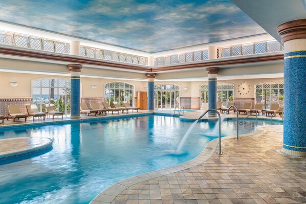 Indoor pool, 3 outdoor pools, pool loungers