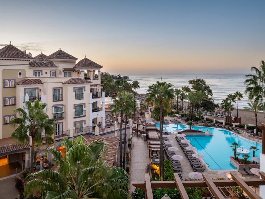 Innendørsbasseng, 3 utendørsbassenger og solsenger