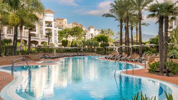 Indoor pool, 3 outdoor pools, pool loungers