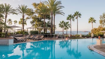 Piscina interna, 3 piscinas externas, espreguiçadeiras
