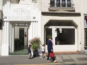 Front of property - Hotel des Batignolles (Paris)