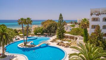 Una piscina techada, una piscina al aire libre