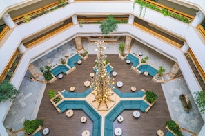 Minibar, coffres-forts dans les chambres, rideaux occultants