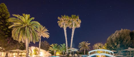 Una piscina cubierta, una piscina al aire libre